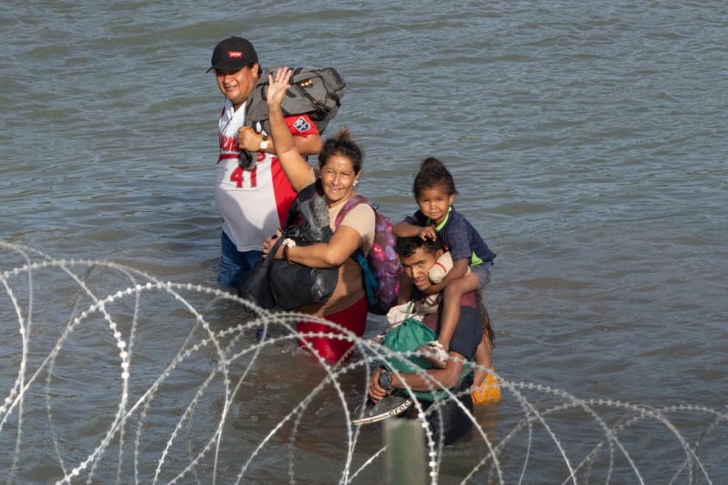 Migranti pokoušející se o útěk z Mexika do USAu.