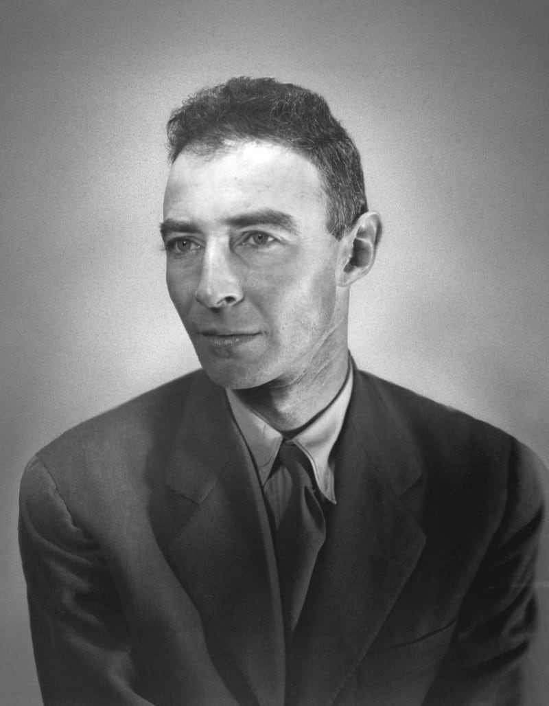 Robert Oppenheimer je otcem atomové bomby.