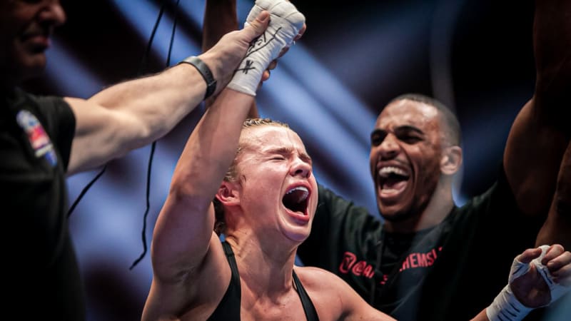Krutý trest za ukázaná prsa! Sexy bojovnice má zakázáno zúčastnit se boxerského finále