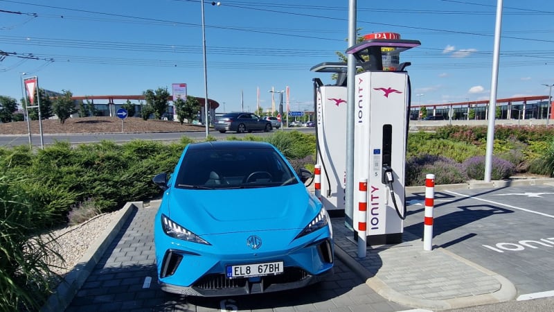 Elektromobilita v ČR: Rychle přibývá nabíjecích stanic, aut na elektřinu se ale prodá minimum