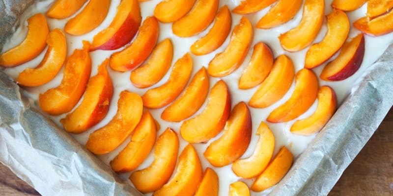Šťavnatý meruňkový koláč s křupavou oříškovou drobenkou