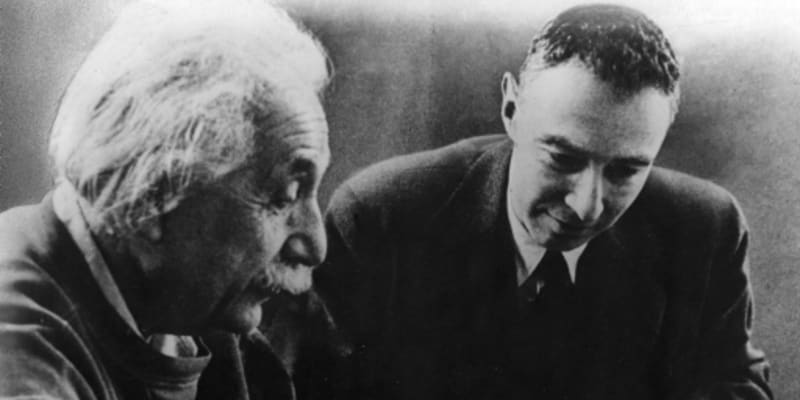 S Albertem Einsteinem měl Oppenheimer dobrý vztah.