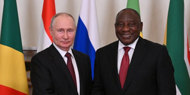 Ruský prezident Vladimir Putin a jihoafrický prezident Cyril Ramaphosa