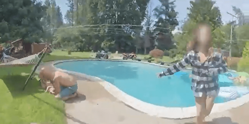 Policista zachránil život dvouletému chlapci, který se topil v bazénu