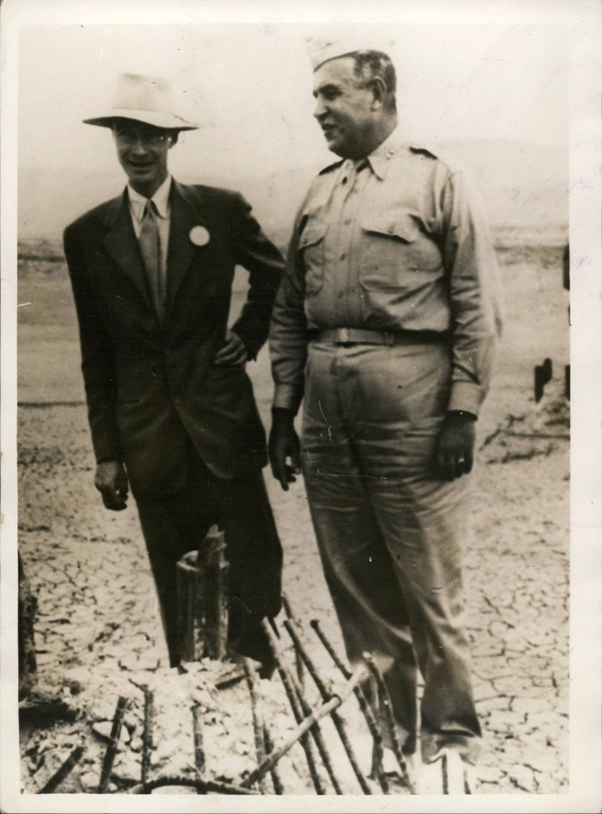 Oppenheimer a Leslie R. Groves na místě pokusného výbuchu