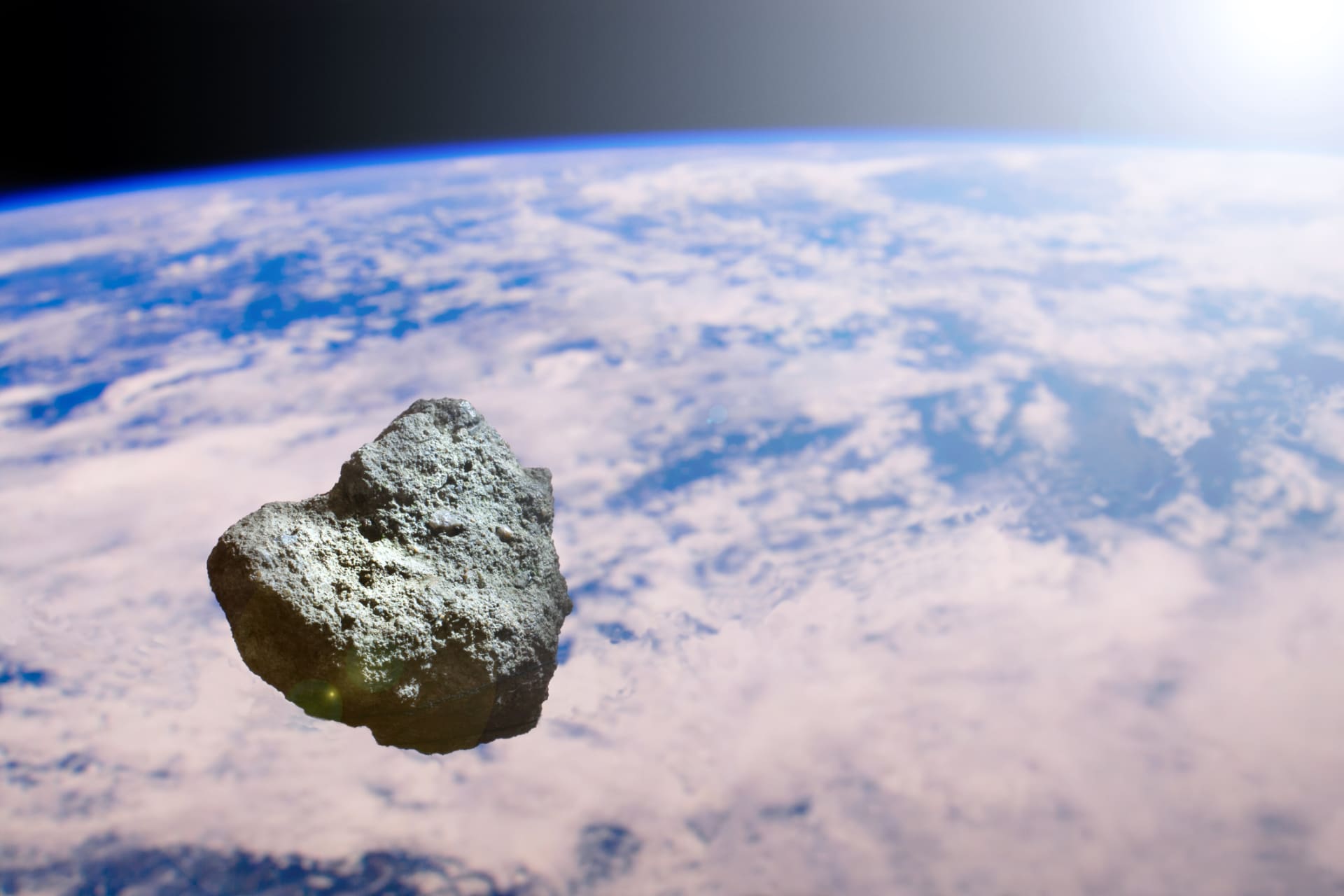 V sobotu proletí kolem Země asteroid o průměru 25 metrů