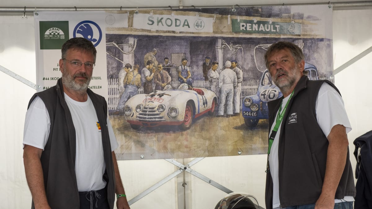 Michal Velebný (vlevo) a Stanislav Kafka s jejich Škodou Sport 