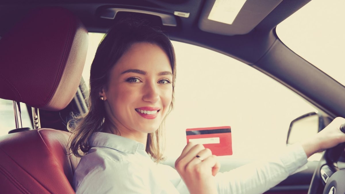 Kreditní karta je nutná například pro půjčení auta. (Ilustrační foto)