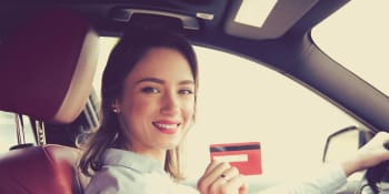 Pozor na rozdíl mezi kreditní a debetní kartou. Na problém narazíte třeba v autopůjčovně