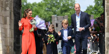 Princ George slaví 10. narozeniny. Rodiče zveřejnili jeho nový portrét, Britové se rozplývají