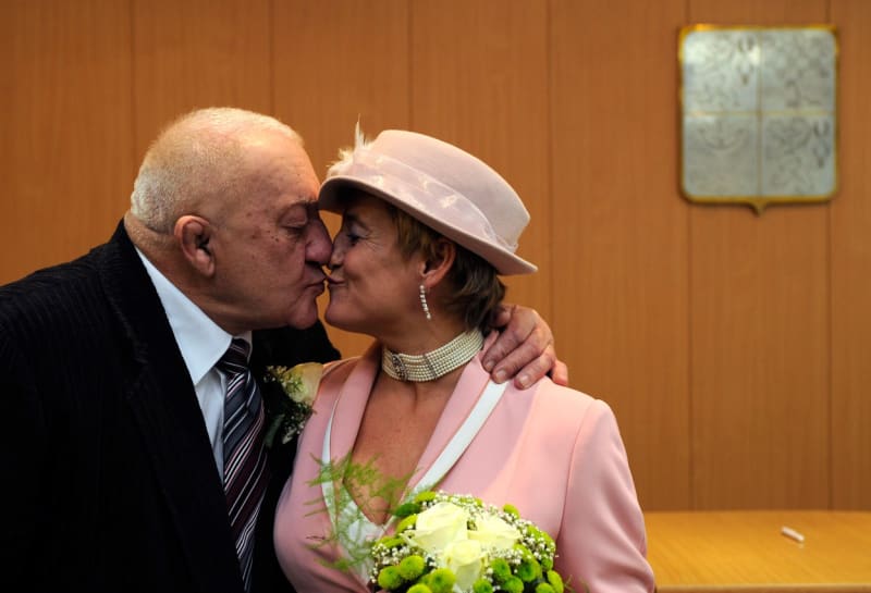 Zdeněk Srstka během svatby se svojí milovanou Alenkou. 