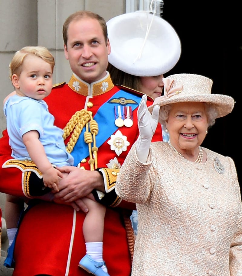 Princ George s princem Williamem a zesnulou královnou Alžbětou v roce 2015