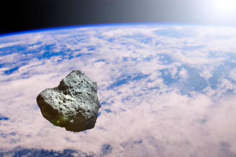 V sobotu proletí kolem Země asteroid o průměru 25 metrů