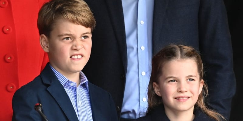 Princ George se sestřičkou Charlotte