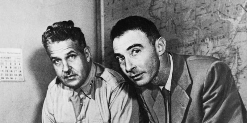 Oppenheimer a Leslie R. Groves v Los Alamos