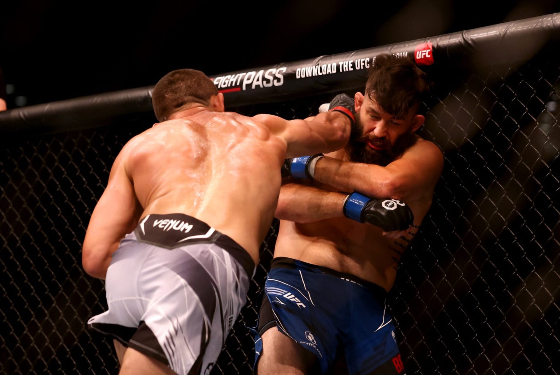 Machmud Muradov v šestém UFC souboji porazil na body Američana Bryana Barberenu.