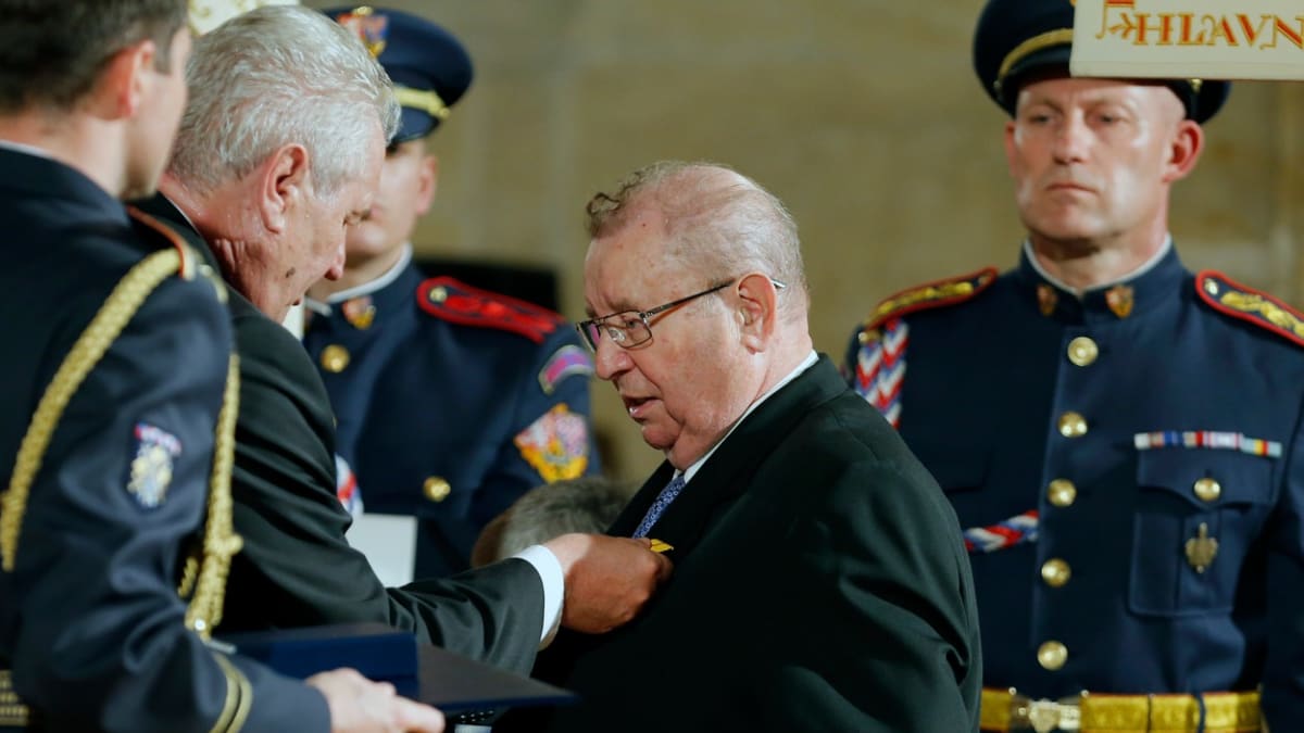 Miroslav Toman dostává v roce 2015 státní vyznamenání od prezidenta Miloše Zemana.