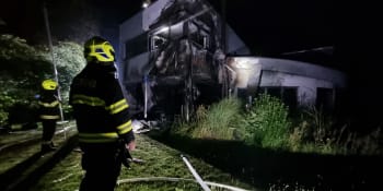 Dramatická noc v Česku. Blesky zapálily dva domy, déšť zaplavil silnici