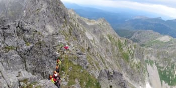 Záchrana Češek v Tatrách. Horolezkyně uvízly mimo značené trasy, zasahovat musel vrtulník