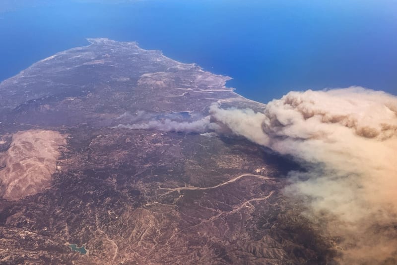 Hasiči bojují s požárem na řeckém ostrově Rhodos.