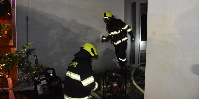 Hasiči zasahovali u požáru rodinného domu ve Slaném na Kladensku.