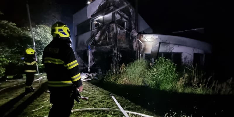 Hasiči zasahovali u požáru rodinného domu ve Slaném na Kladensku.