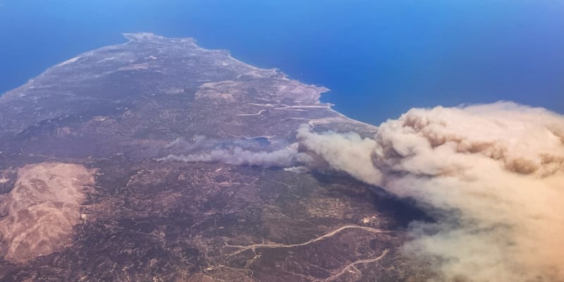 Hasiči bojují s požárem na řeckém ostrově Rhodos už pět dní.