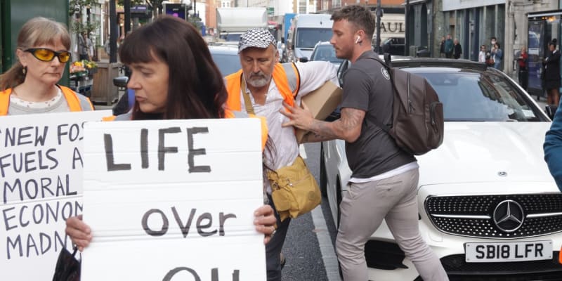 Klimatičtí aktivisté protestovali v centru Londýna.