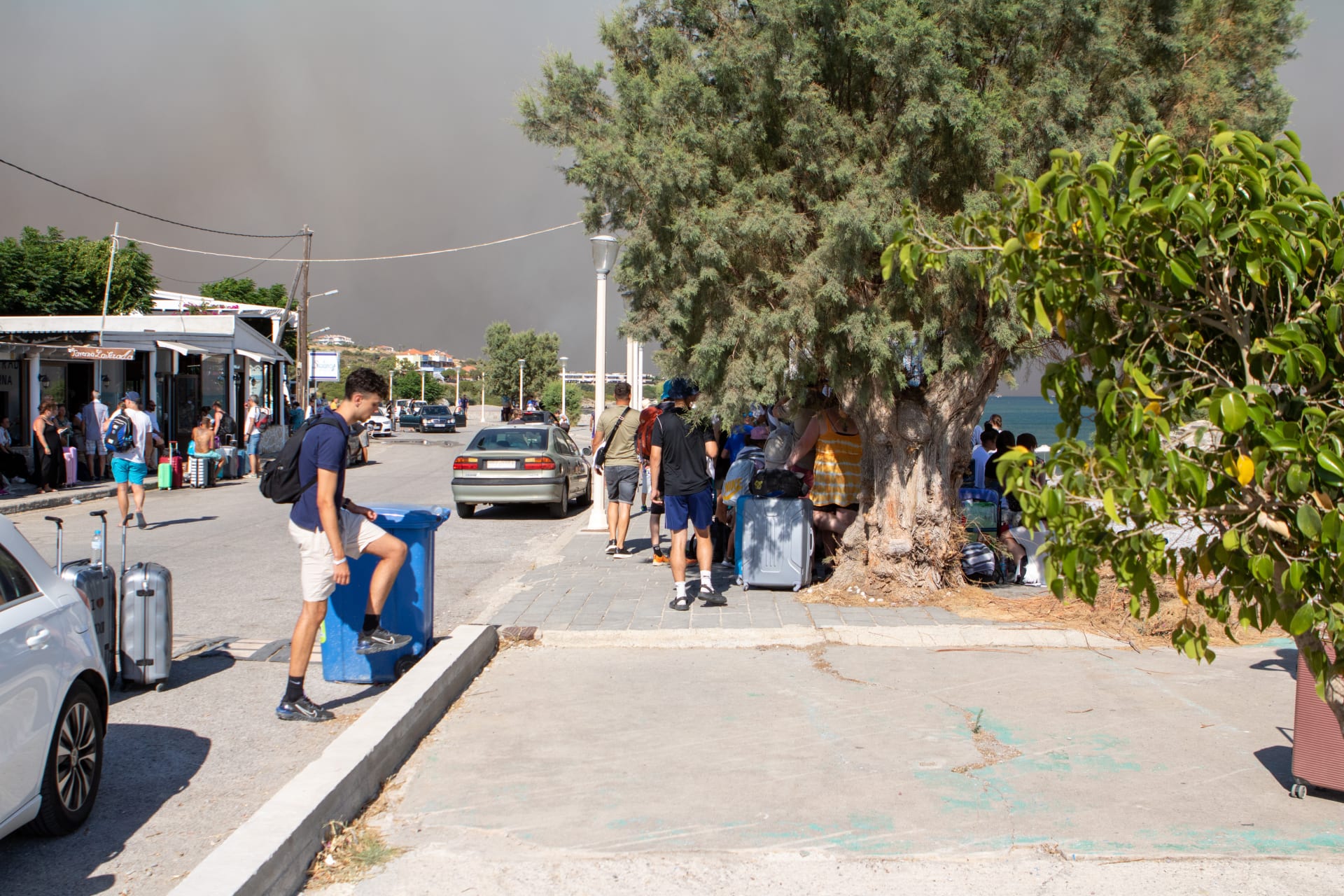 Cestovatelé na Rhodosu se kvůli požáru evakuovali ze svých hotelů, včetně stovek Čechů.
