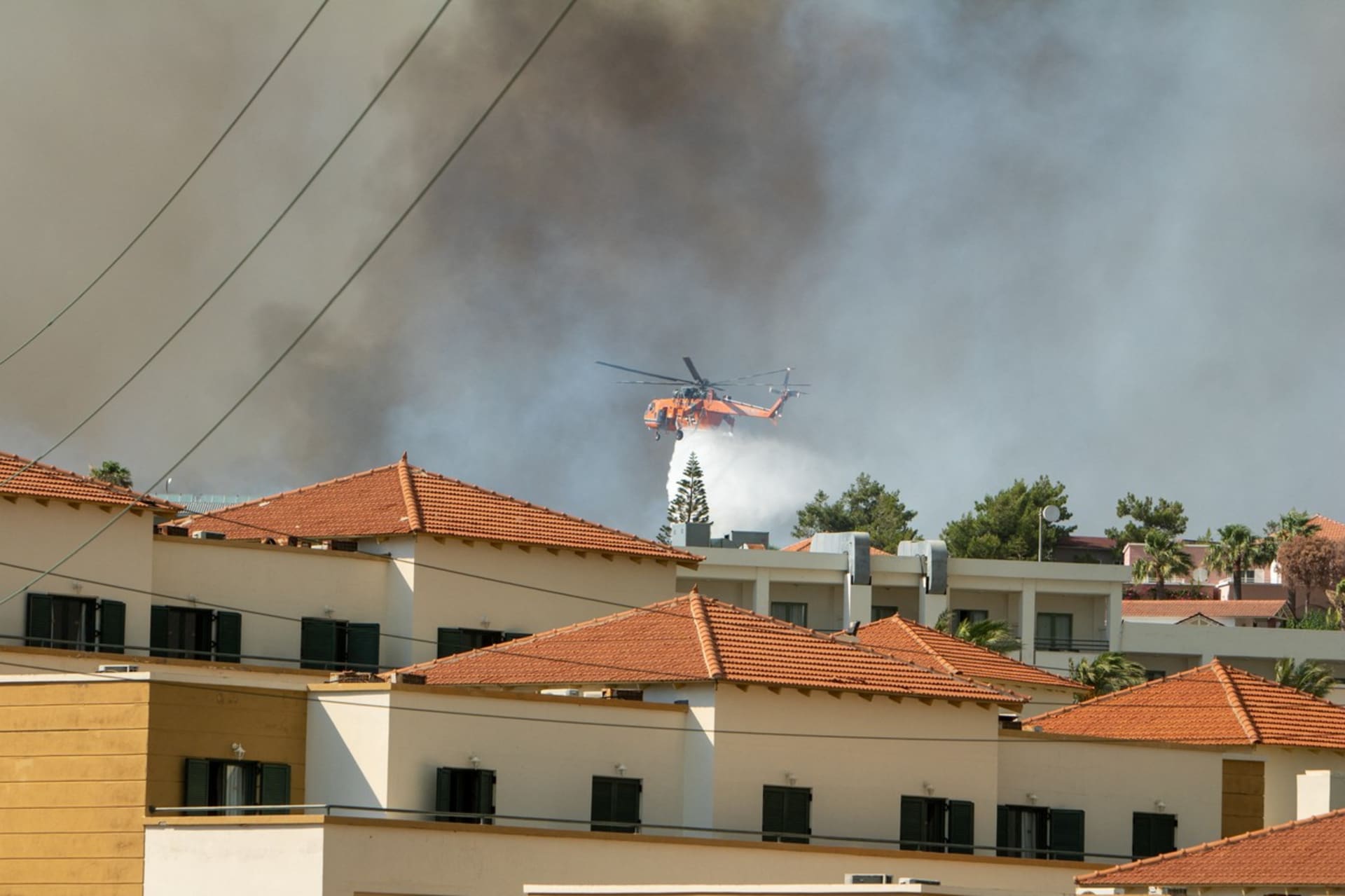 Při požáru v Řecku zasahuje i vrtulník.