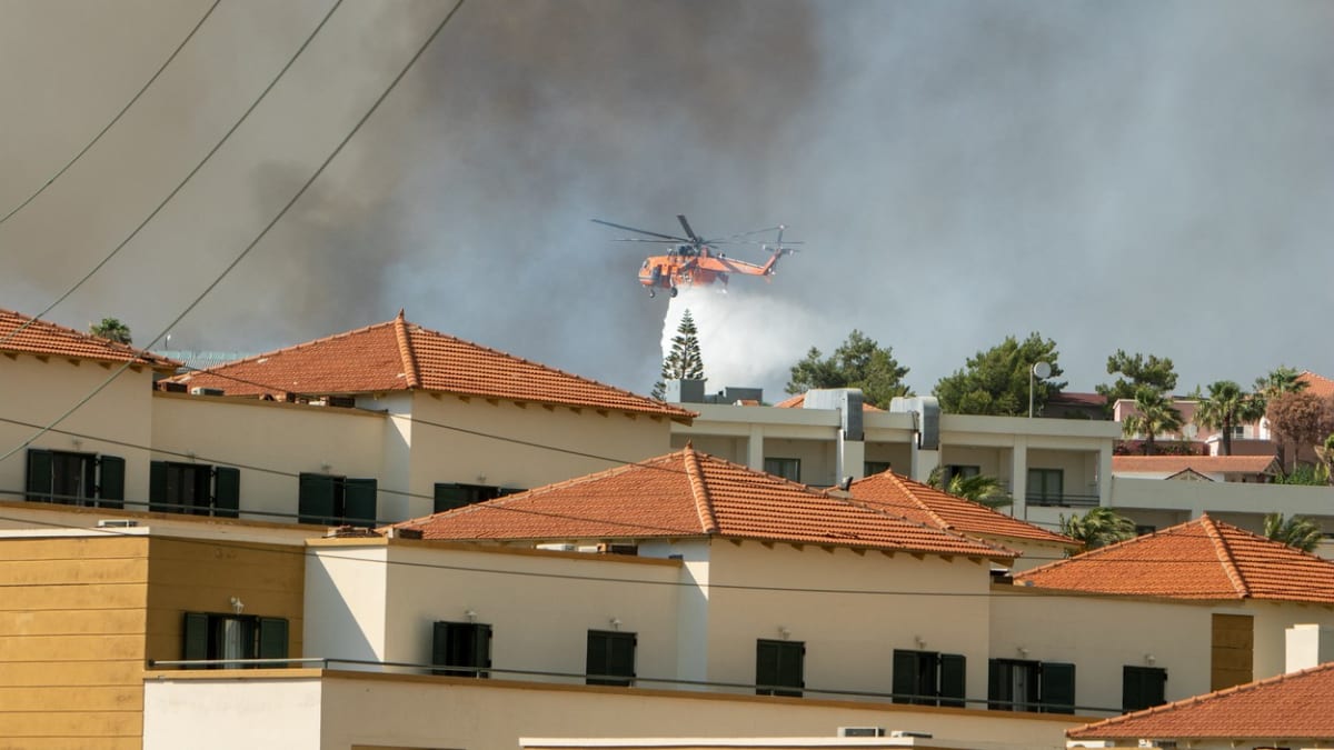 Při požáru v Řecku zasahuje i vrtulník.