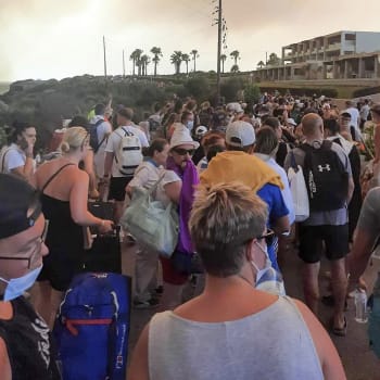Evakuace turistů z ostrova Rhodos.