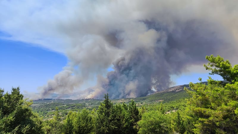 Rozsáhlé lesní požáry sužují řecký ostrov Rhodos.