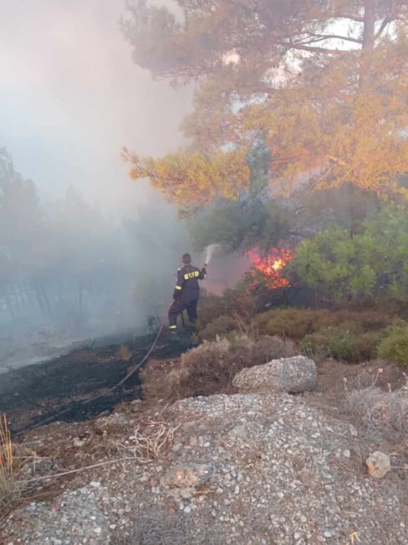 Rozsáhlé lesní požáry sužují řecký ostrov Rhodos