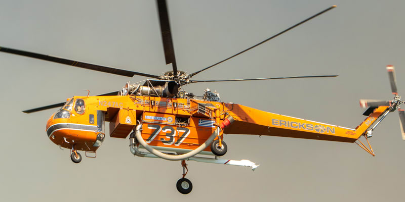 Helikoptéra hasičů na ostrově Rhodos
