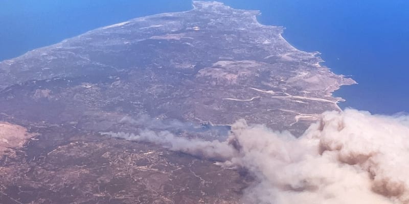 Hasiči bojují s požárem na řeckém ostrově Rhodos.