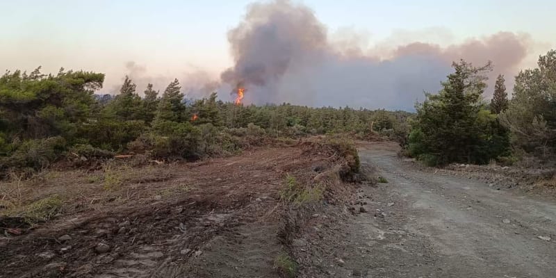 Kvůli rozsáhlému lesnímu požáru na řeckém ostrově Rhodos byli evakuováni turisté i místní