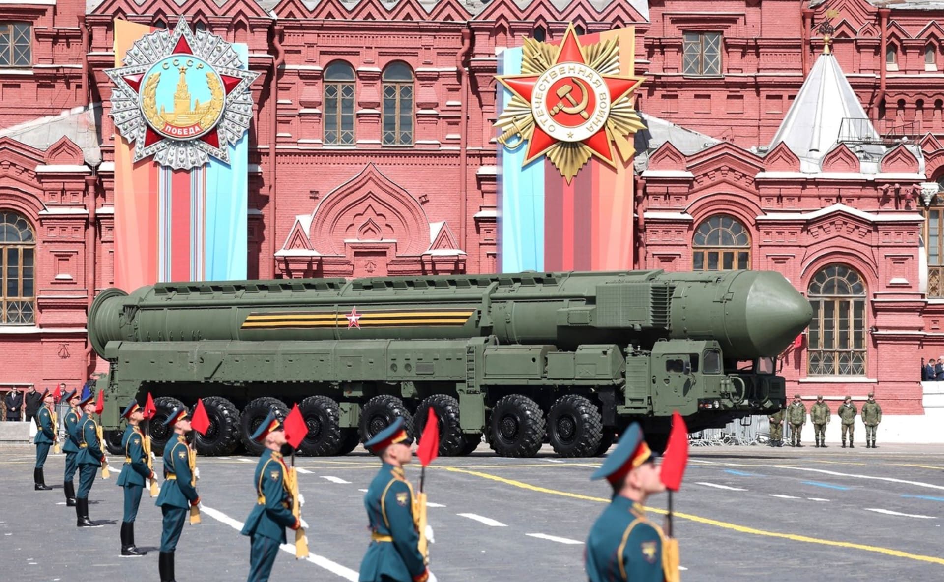 Ruská mezikontinentální balistická raketa schopná nést jaderné zbraně (9. 5. 2023).