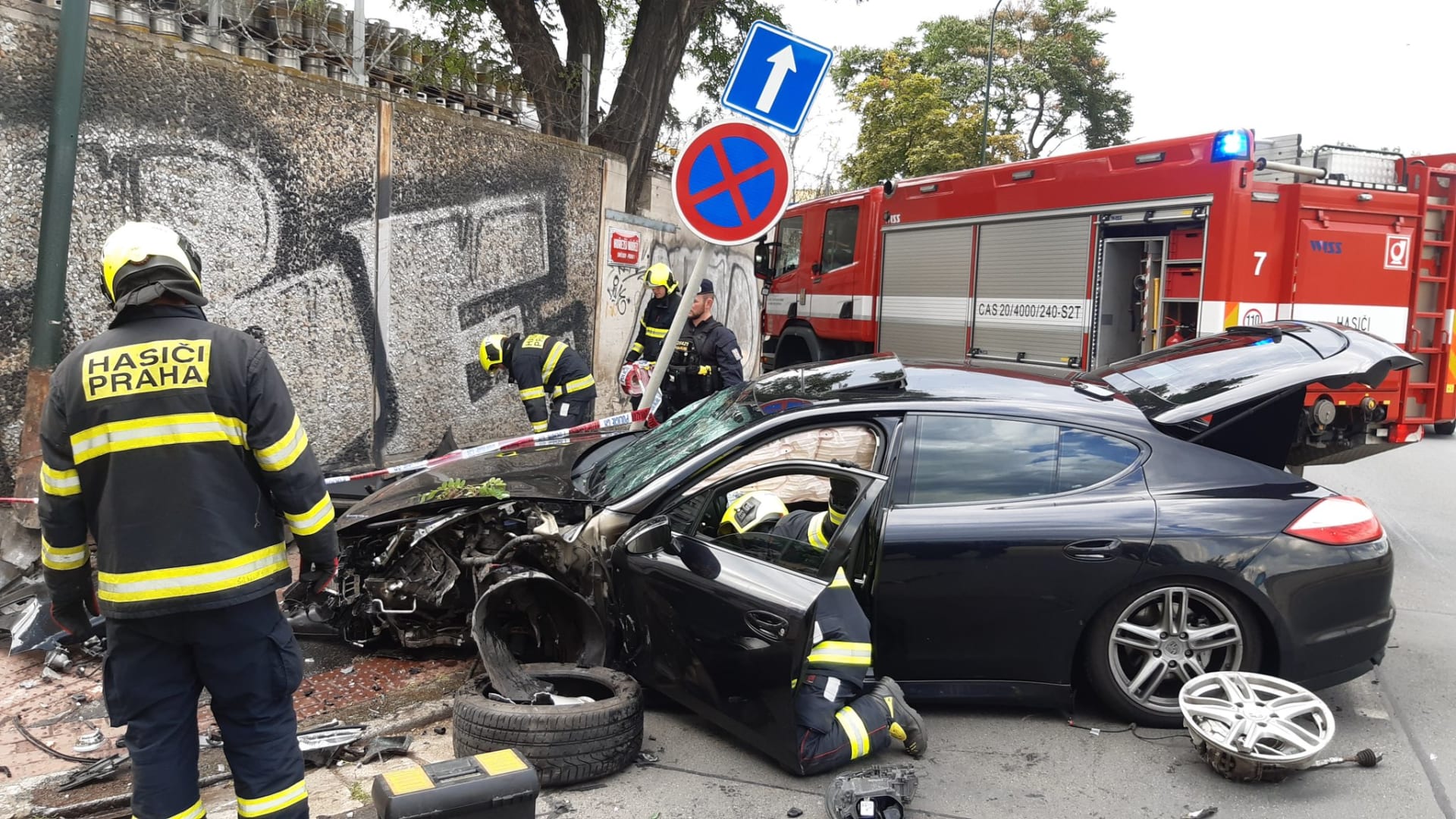 Automatické volání oznámilo hasičům nehodu na Hořejším nábřeží.