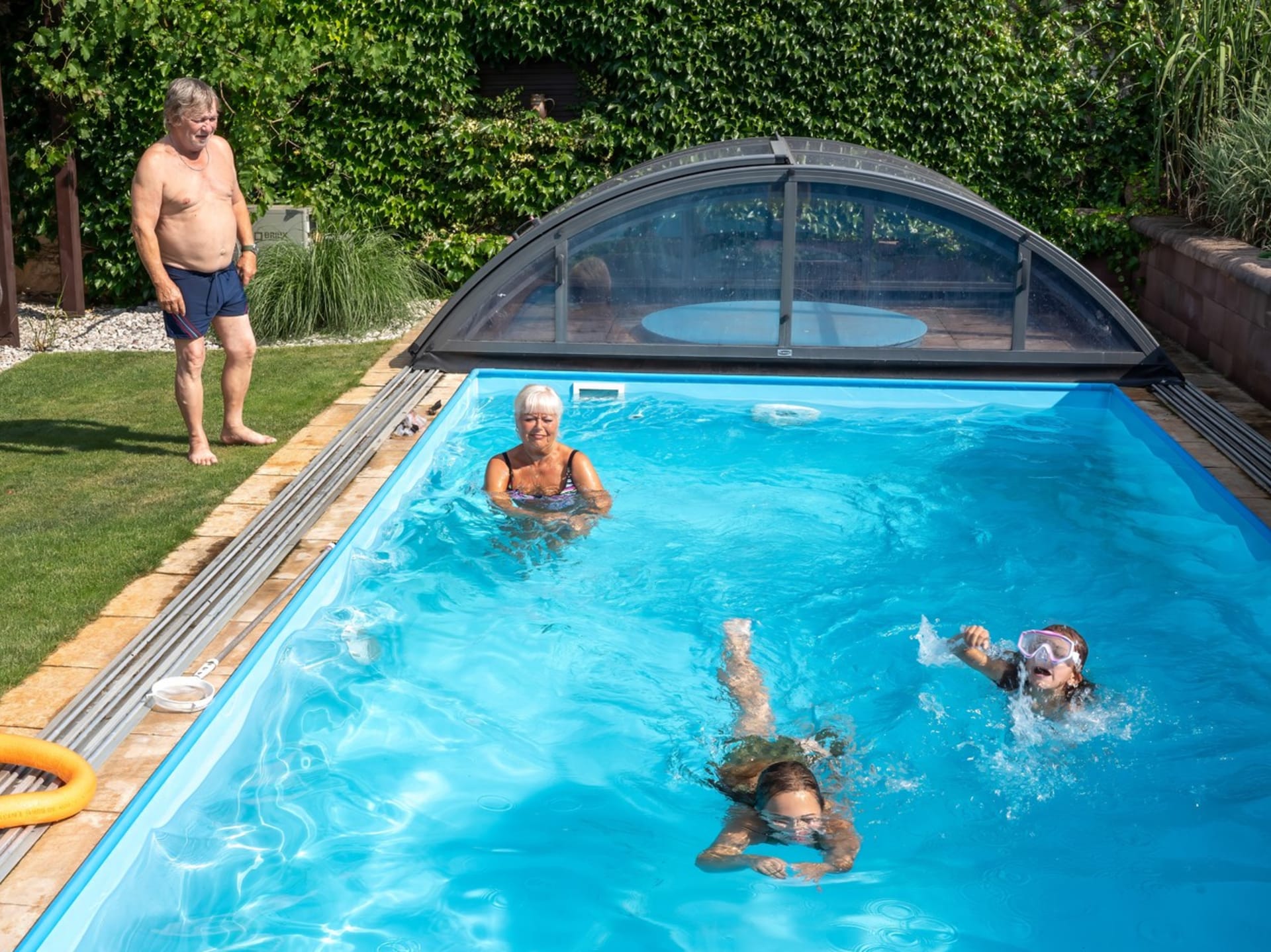 Bazén, který si nechali vybudovat na zahradě, představuje ráj pro celou rodinu. 