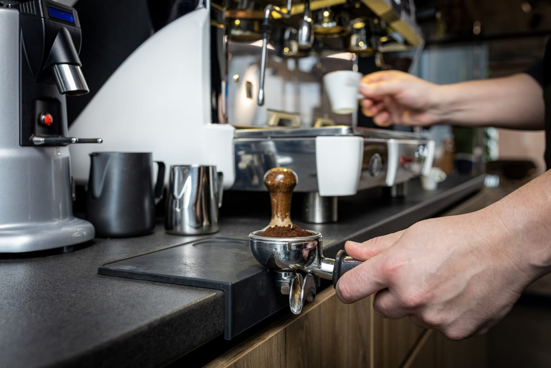 Příprava kávy v pákovém kávovaru je oblíbená u profesionálů.
