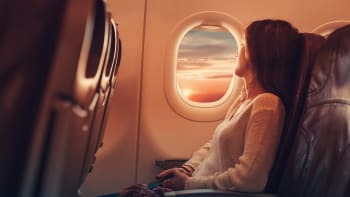 Sedíte v letadle často u okénka? Influencerka varuje, že vám hrozí vyšší riziko rakoviny