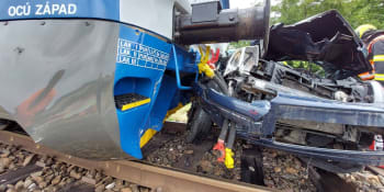 Černý den na železnici: Na kolejích zemřel muž, málem se srazily dva vlaky, další smetl auto