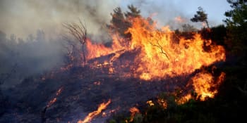 Řecko v plamenech: Hoří i turistické ráje ostrovy Evia a Korfu, hasiči se obávají o Peloponés