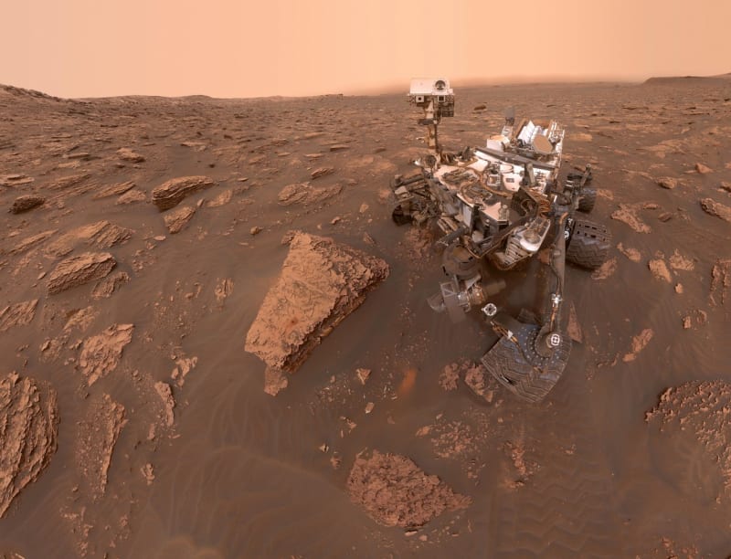 Kosmická sonda Curiosity v dubnu vyfotografovala řadu hrotů, desek a klínů vyčnívajících z kamenů na dně 154 kilometrů dlouhého kráteru Gale