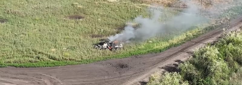 Ruské obrněné vozidlo BTR v plamenech