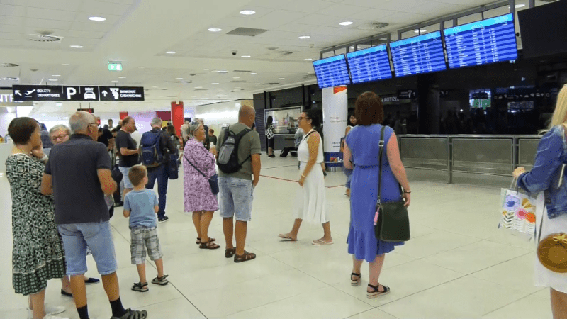 Turisté z řeckého ostrova Rhodos se do Česka vrátili v pondělí repatriačními lety i běžnou linkou