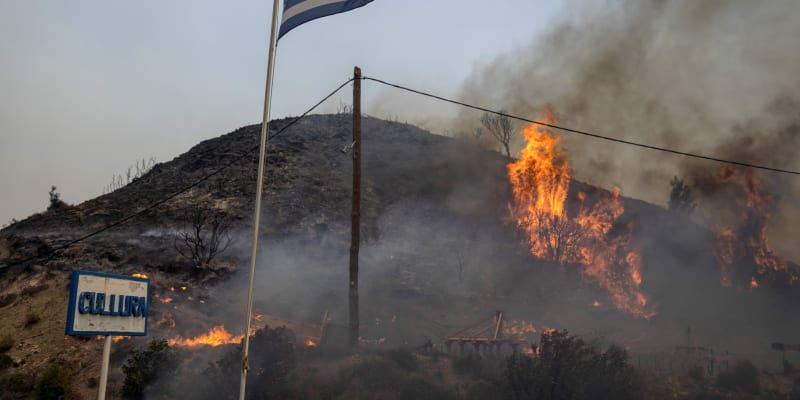 Řecký ostrov Rhodos zasáhly ničivé požáry