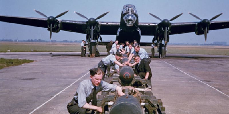 Britský těžký bombardér Avro Lancaster unesl až 6350 kg pum