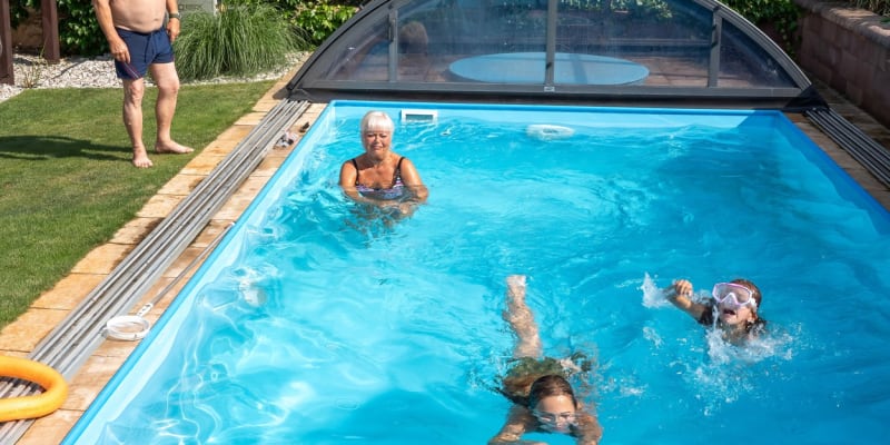 Bazén, který si nechali na chalupě vybudovat na zahradě, představuje ráj pro celou rodinu. 